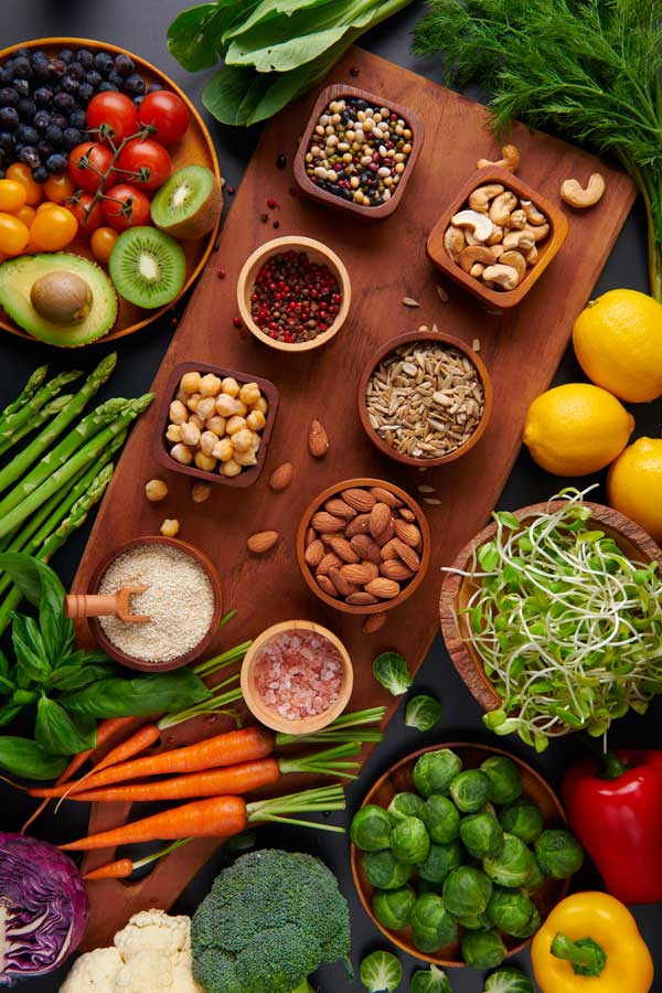Différents fruits, légumes, graines pour un menu équilibré